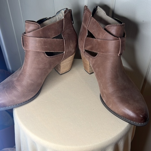 Vionic Women's Upright Rory Brown Back Zip Heeled Ankle Booties Boots - Picture 6 of 9